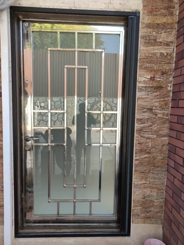 اجرای درب استیل سفارشی برای ساختمان توسط نرده استیل ایران